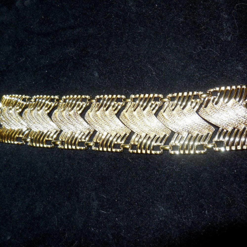 Vintage Coro Bracelet Wheat pattern Gold overlay Signed at back